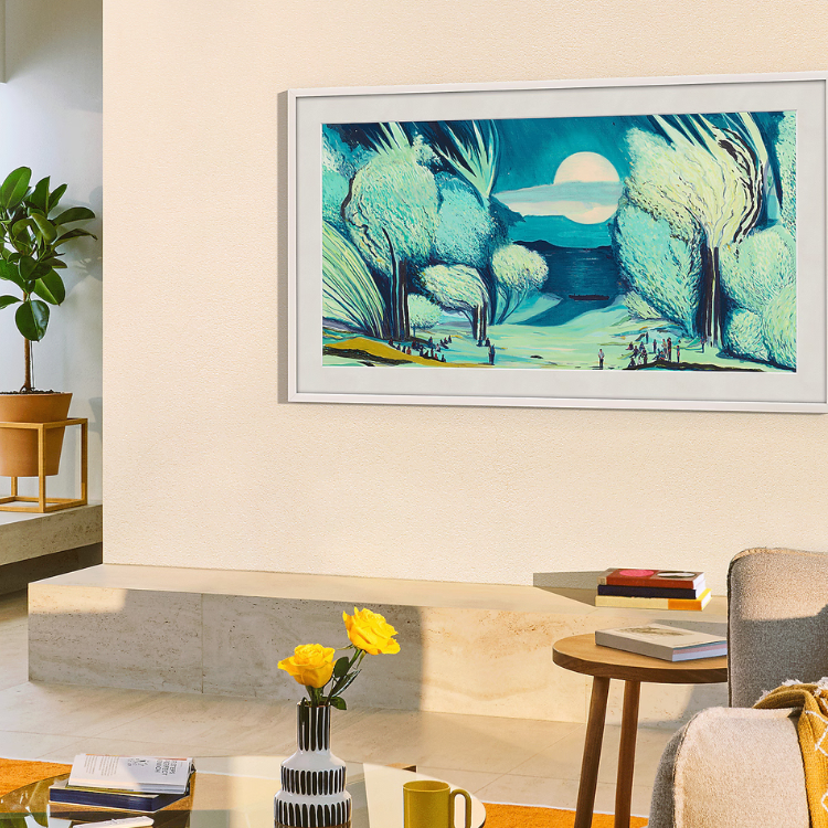 TV Samsung The Frame 55" QLED 4K com moldura branca, exibindo imagem de paisagem com árvores e lua.