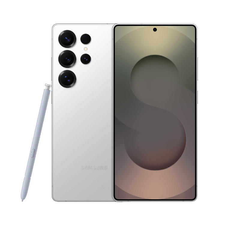 Samsung Galaxy S25 Ultra branco titânio, com quatro câmeras e caneta stylus, ecrã ligado com wallpaper em tons de castanho.