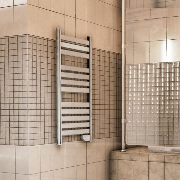 Toalheiro Elétrico Cecotec Ready Warm 9000 Twin Towel Branco, montado na parede de uma casa de banho com azulejos bege.