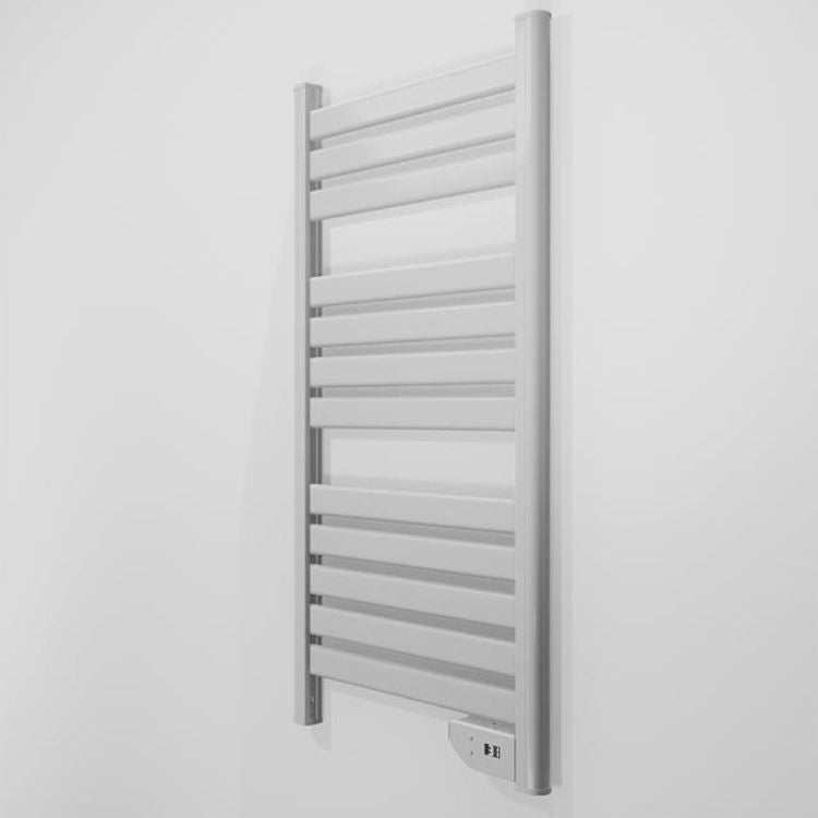 Toalheiro Elétrico Cecotec Ready Warm 9000 Twin Towel Branco, com 8 barras horizontais e suporte na parte inferior.