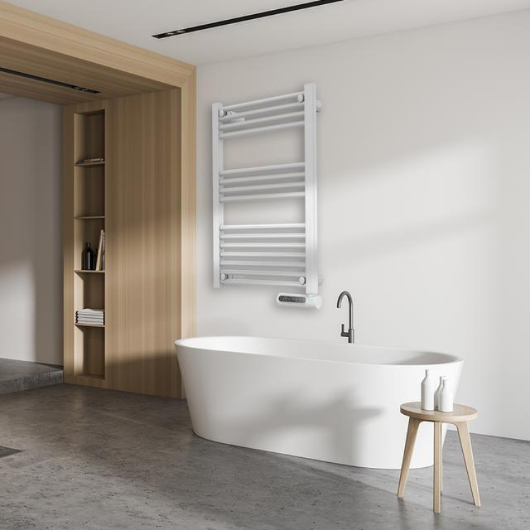 Toalheiro Elétrico Cecotec Ready Warm 9100 Smart Towel branco montado na parede ao lado de uma banheira.
