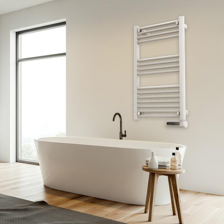Toalheiro Elétrico Cecotec Ready Warm 9100 Smart Towel branco montado na parede ao lado de uma banheira.