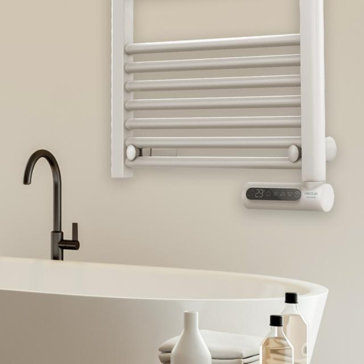 Toalheiro Elétrico Cecotec Ready Warm 9100 Smart Towel branco, com painéis horizontais e controle digital, montado na parede de uma casa de banho.