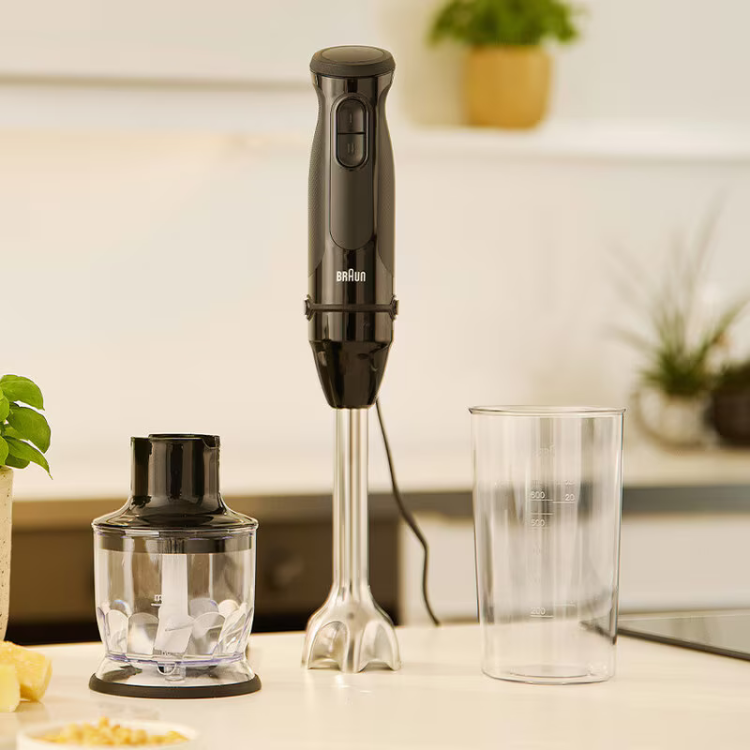 Black Braun MultiQuick 3 MQ30201M 900W handheld blender with attachments.