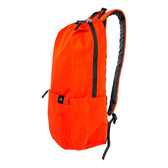 Mochila Xiaomi Mi Casual Daypack 10L laranja com alça e pormenores pretos.